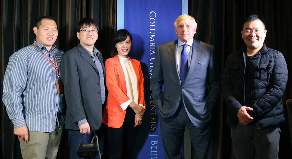 the interview crew of People's Daily taking a group photo with President Lee C. Bollinger 
