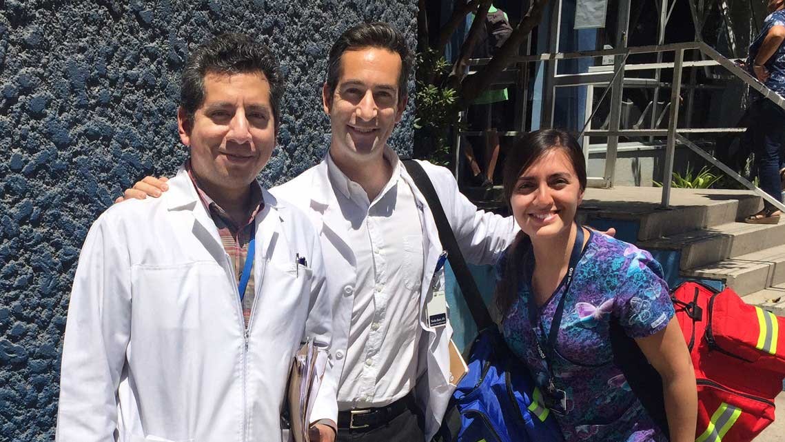 Dr. Juan Pablo Chiquito, Nicolas Burry and Daniela Hidalgo at Hospital Sótero del Río