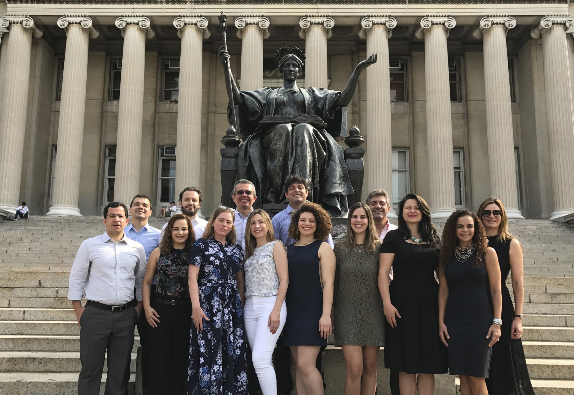 The Leadership in a Challenging Century class in front of Alma Mater on campus, in New York. Washington Bonfim is in the back, wearing sunglasses. Photo: Maria Luiza Paranhos
