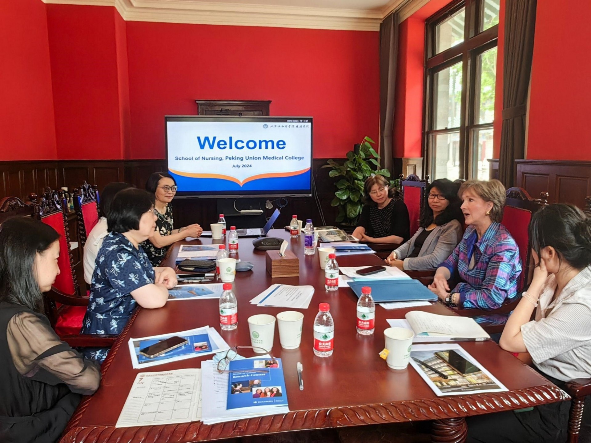 Dean Frazier meeting with leaders and faculty members of the School of Nursing at PUMC