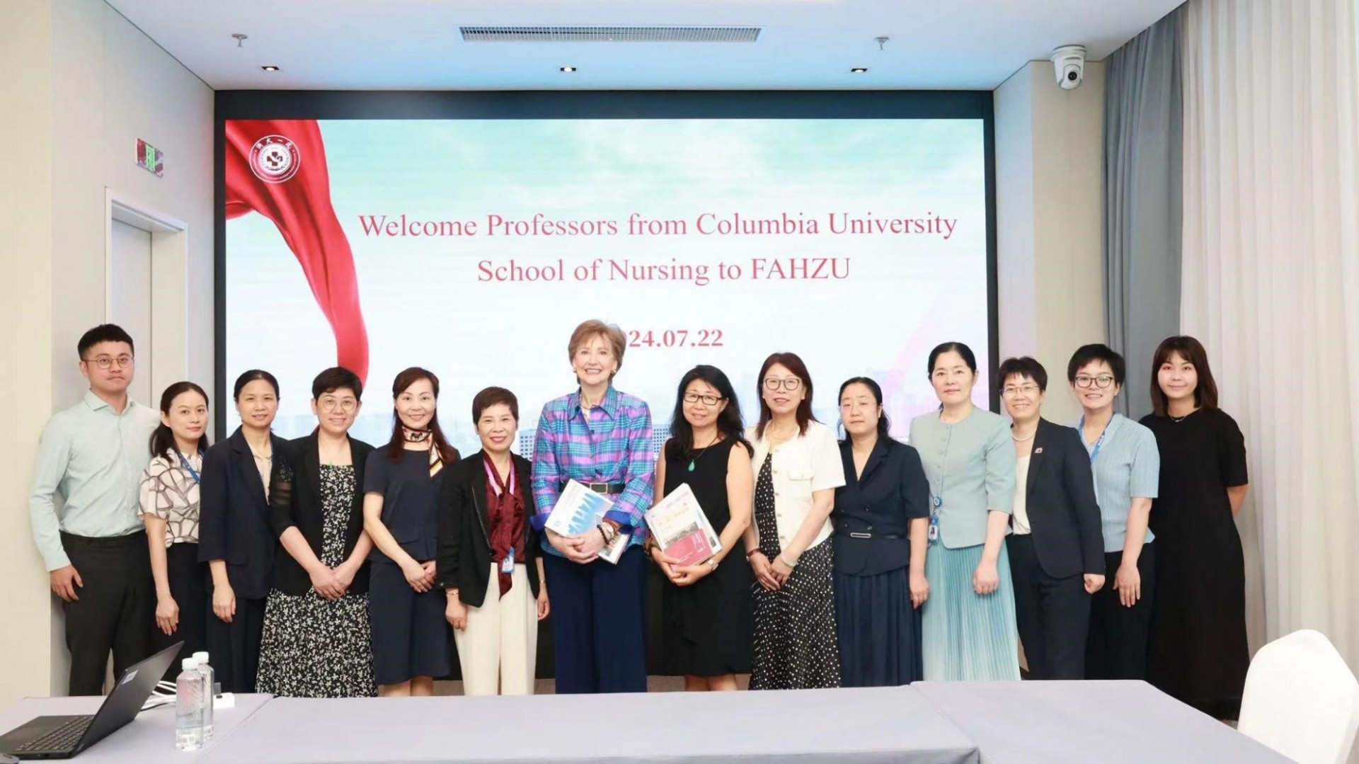 Dean Frazier meeting with leaders and nurses at the First Affiliated Hospital of the Zhejiang University School of Medicine