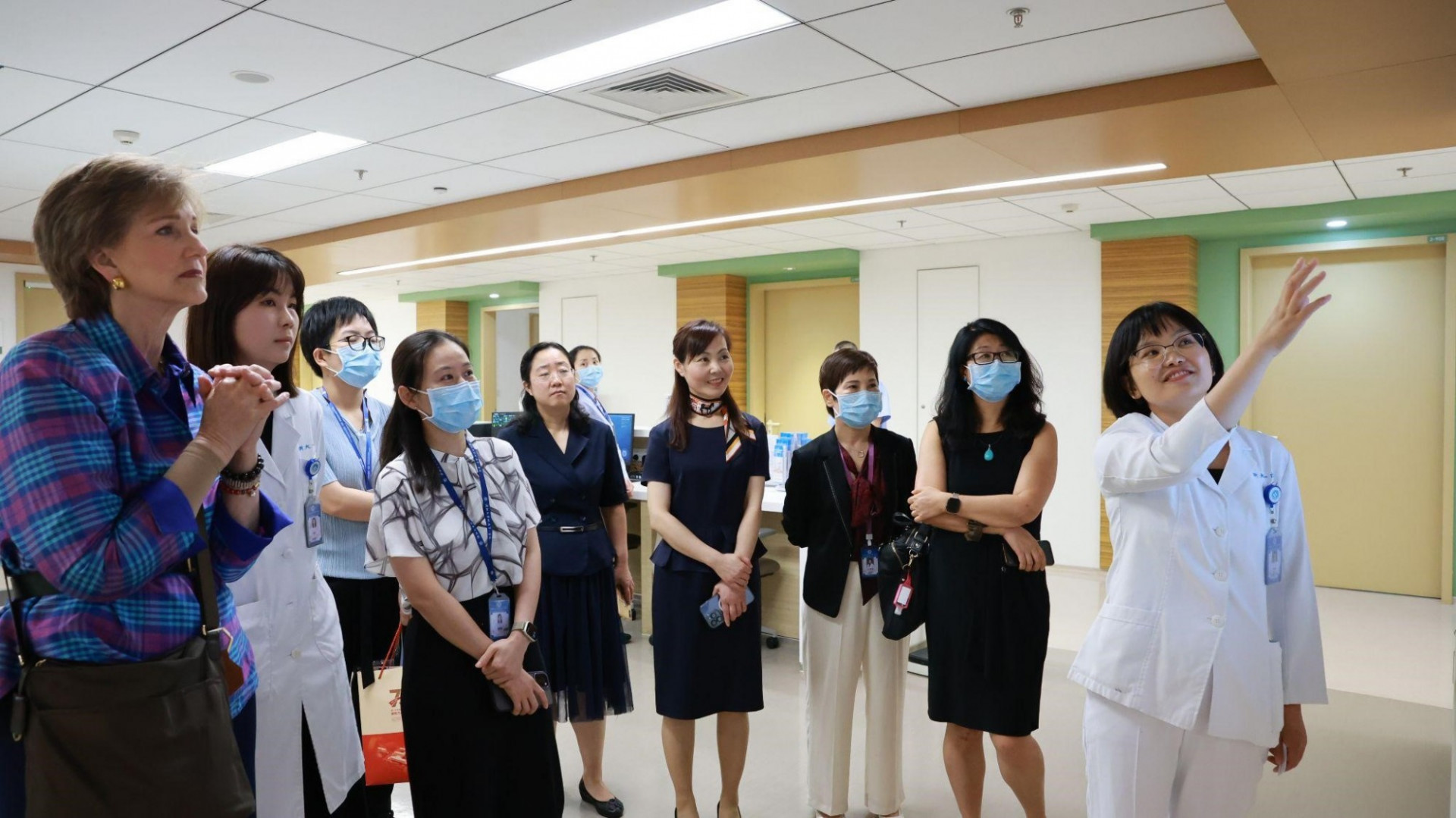 Dean Frazier meeting with leaders and nurses at the First Affiliated Hospital of the Zhejiang University School of Medicine