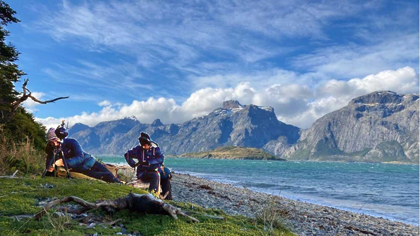 Preparing to film for Turba Hol-Hol Tol in Caleta María, Tierra del Fuego, Chile. Photo by Camila Marambio. Caleta María, Tierra del Fuego, Chile