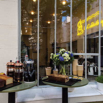 café