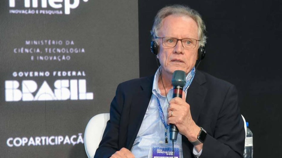 Founding Director of Columbia Global Center Rio, Prof. Thomas Trebat, participated in a panel discussion on preparing cities for climate challenges. Photo: Fernando Alvim