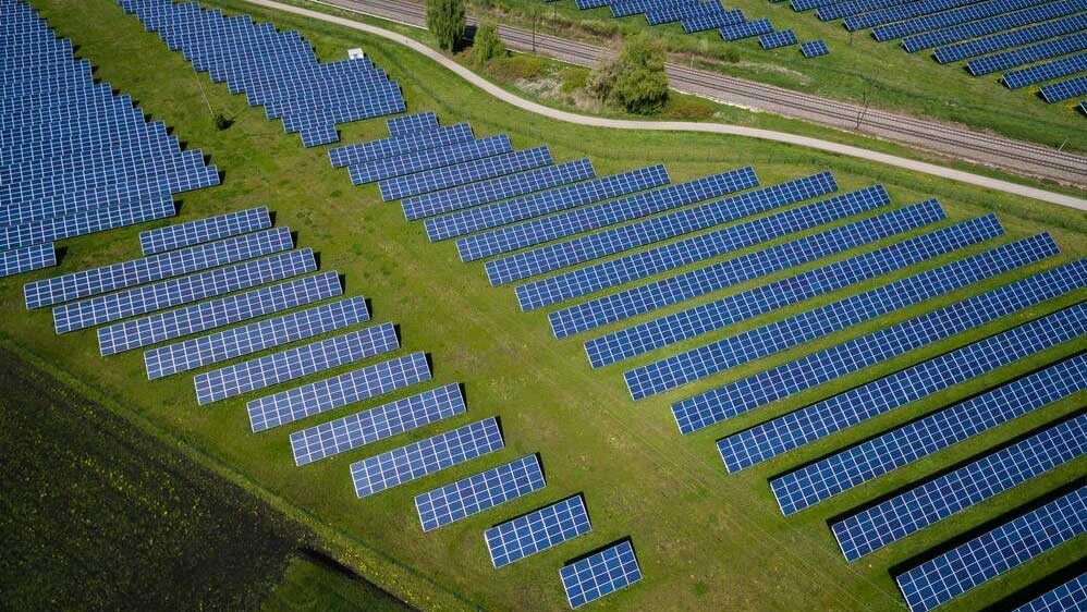 array of solar panels in Offingen, Germany (photo by Andreas Gücklhorn/Unsplash)