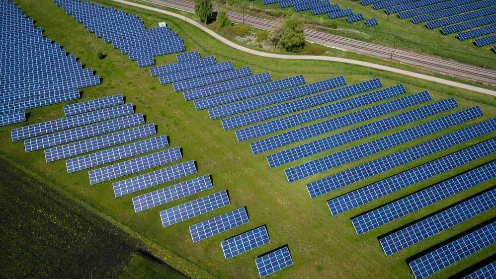 array of solar panels in Offingen, Germany (photo by Andreas Gücklhorn/Unsplash)