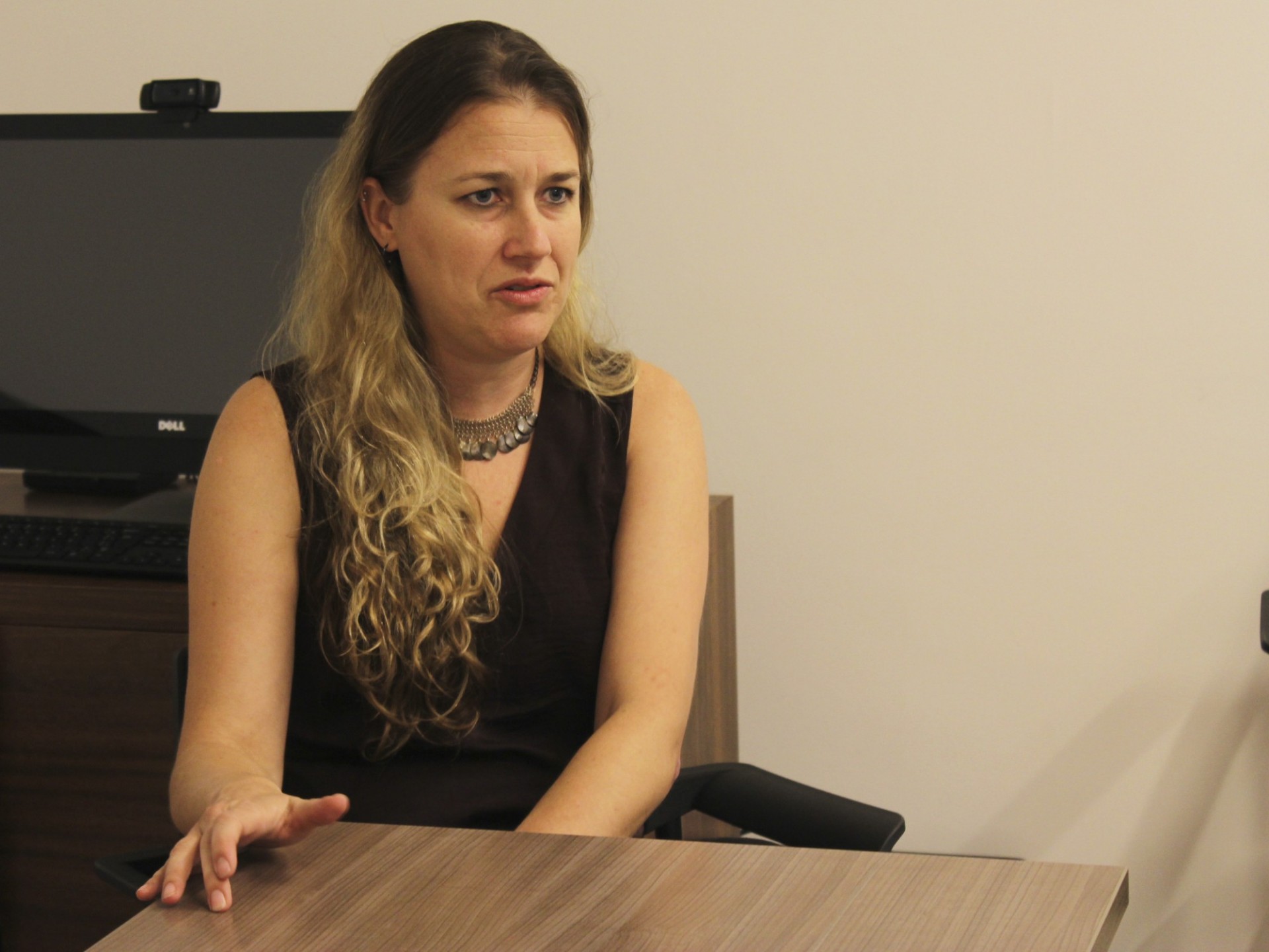 Professor Annika Sweetland talks about her research on the correlation between depression and tuberculosis while in Rio. Photo: Maria Eduarda Vaz