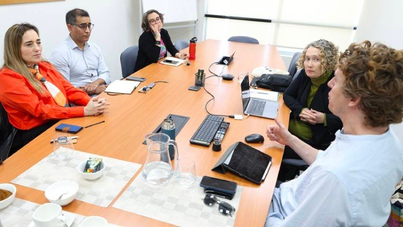 Photo of Carole (“Carly”) Hutchinson in a discussion with four researchers from Santiago (Photo credit: Universidad Mayor)