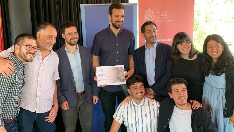 Salas, Vodanovic, and the two groups that presented projects for Maipú. event