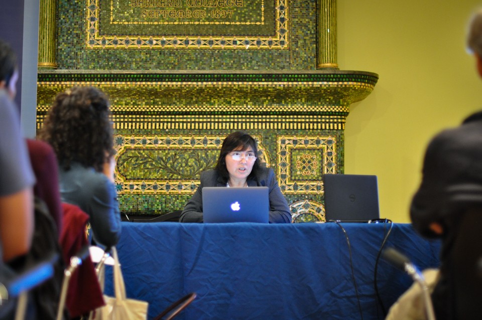  Alejandra Matus speaking at Columbia about the origins of fake news, the erosion of trust in journalistic institutions, and the ways in which journalists can regain that trust in the modern era.