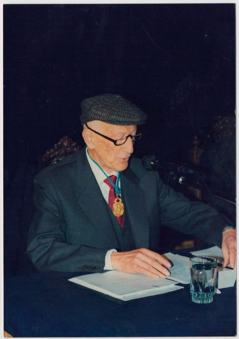 Receiving an honorary doctorate from Universidad de Santiago in 1991. Source: Archivo Patrimonial USACH.