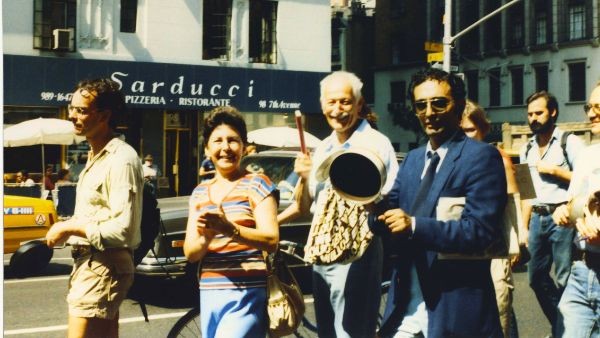 Source: “Marcha de las ollas en New York,” Fondo Oscar Marchant Céspedes, Colección Museo de la Memoria y los Derechos Humanos. Source: “Marcha de las ollas en New York,” Fondo Oscar Marchant Céspedes, Colección Museo de la Memoria y los Derechos Humanos.