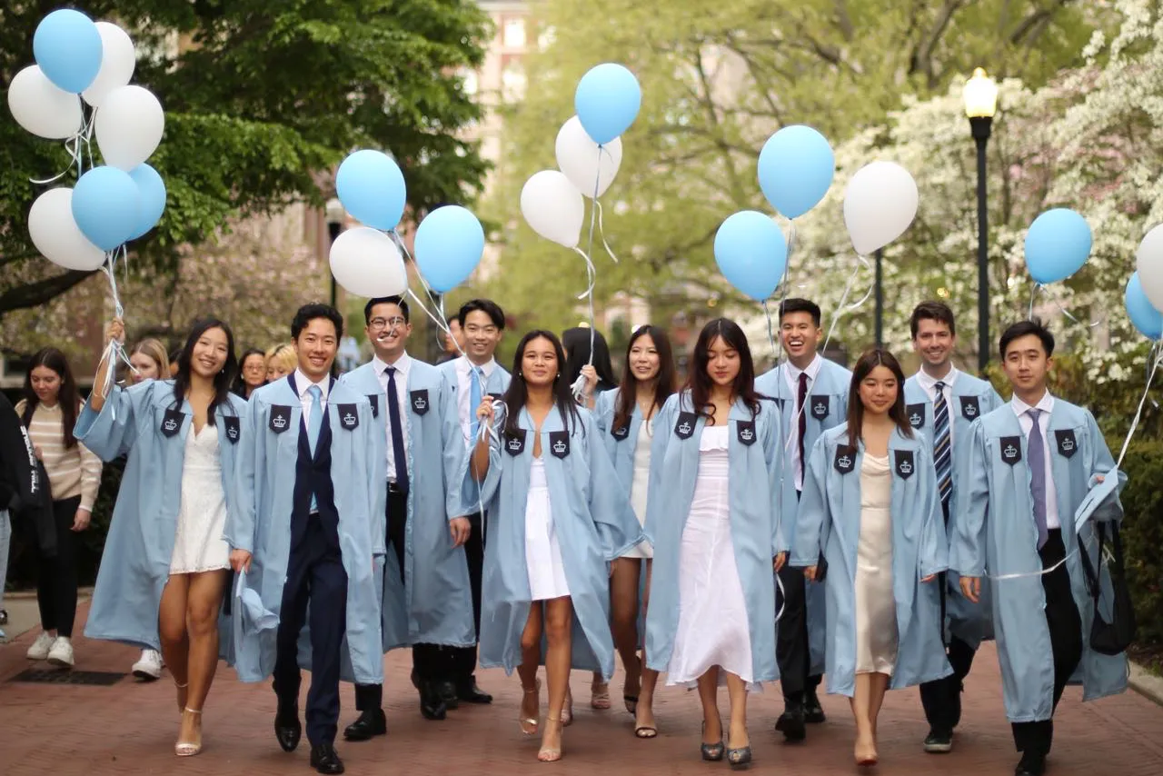 Sean Lee with fellow 2023 graduates.