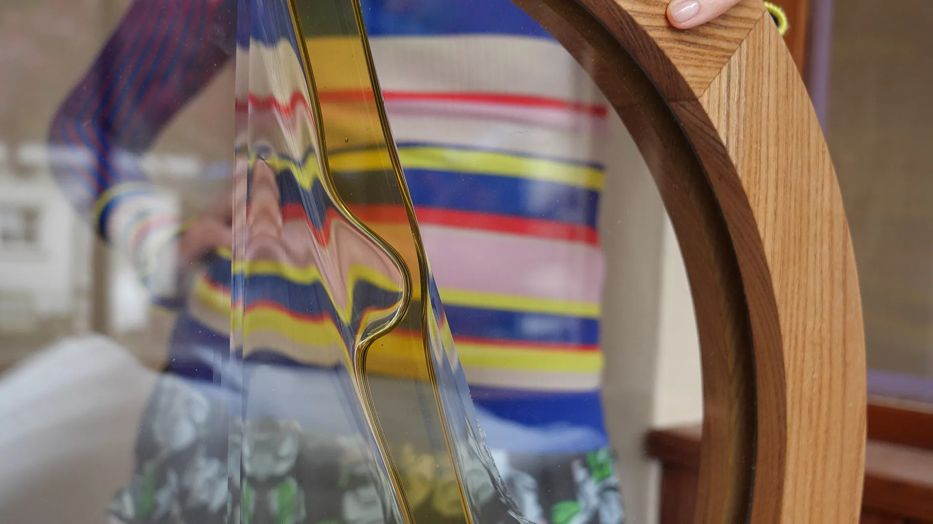 Details: The honey “gloops” as Daudy fills the window.