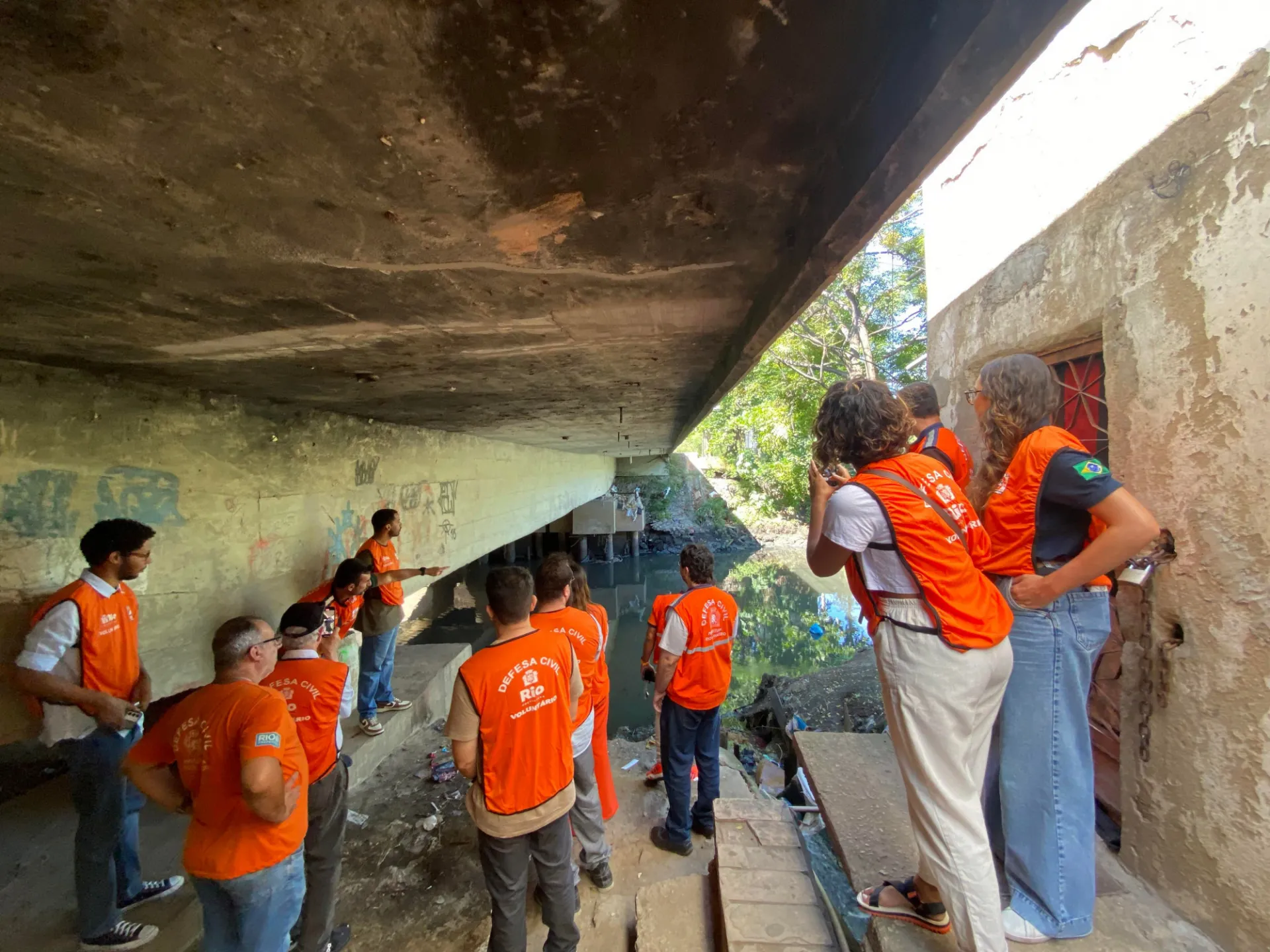 Students and teachers visit the Acari River