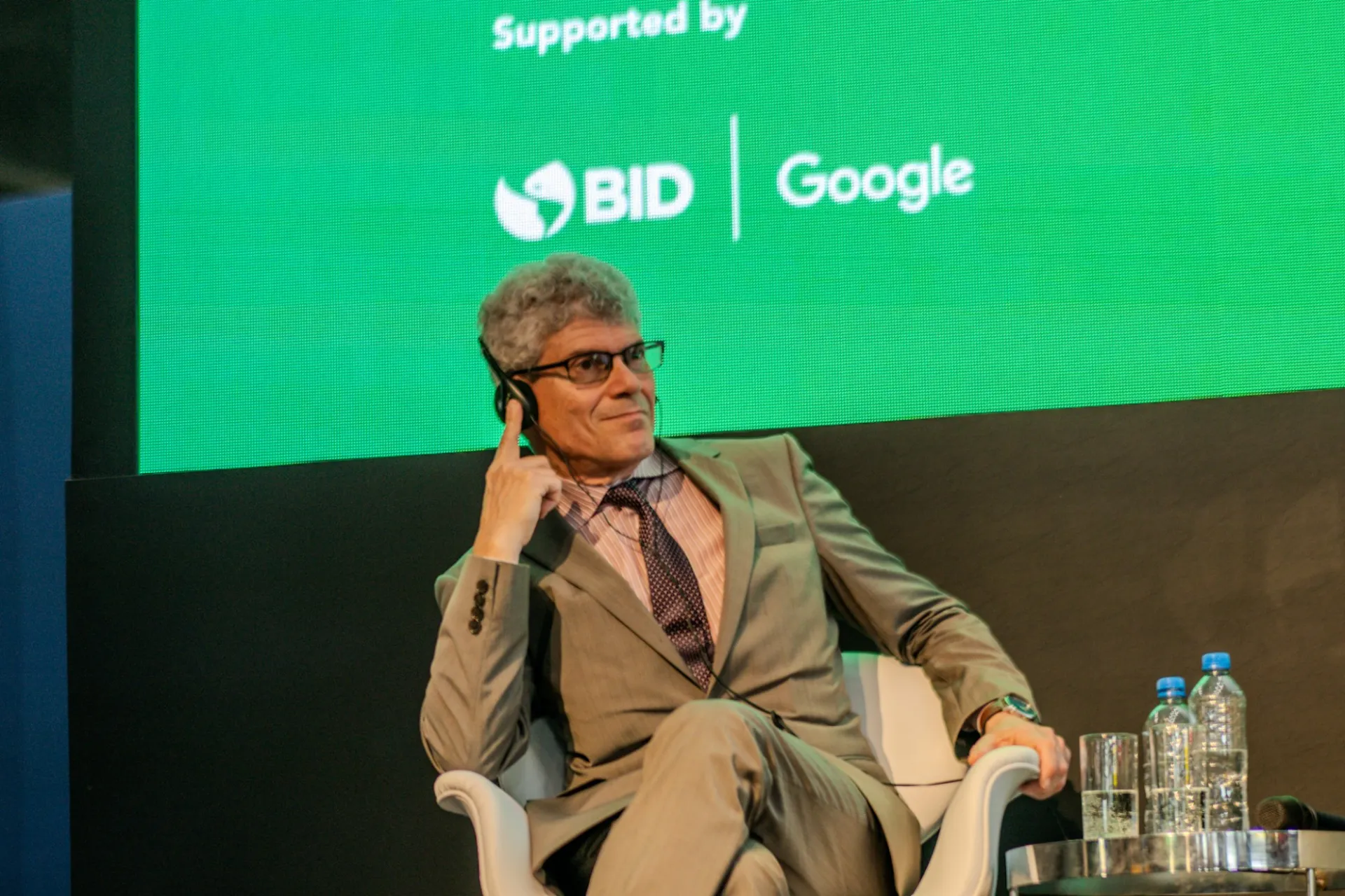 Paul Gallay, who came to Brazil to speak in the session, highlighted the importance of connecting governance with community engagement, noting that “the higher you go in the governance hierarchy, the more isolated you are from the day-to-day life of your constituents.”
