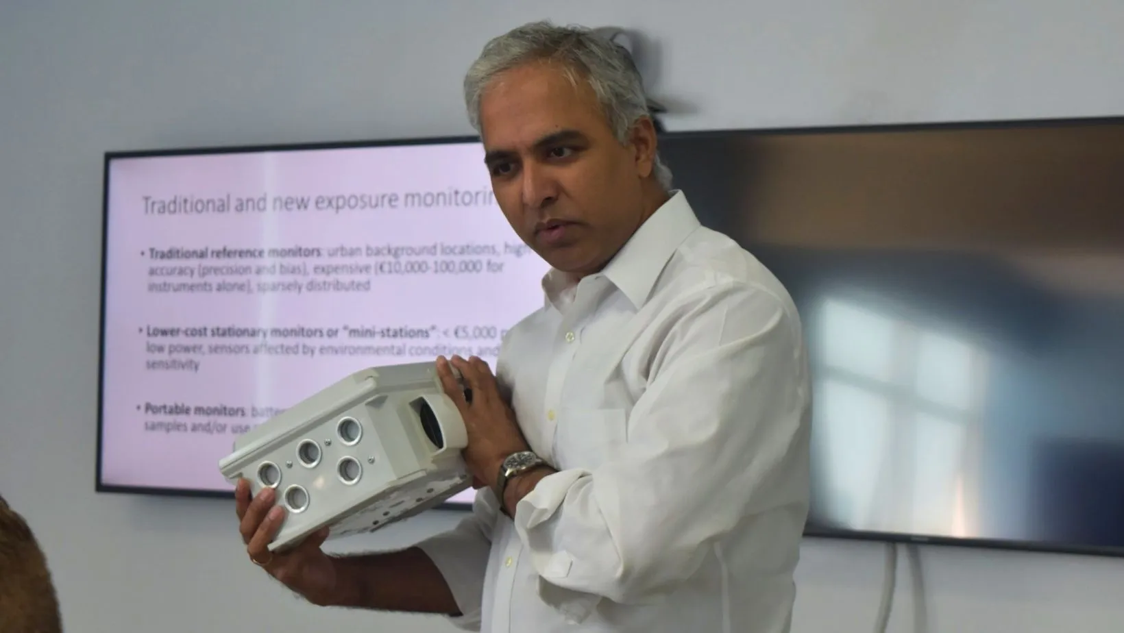 R. Subramanian of the Kigali Collaborative Research Center (KCRC) presenting during the Nairobi Air Pollution Roundtable.