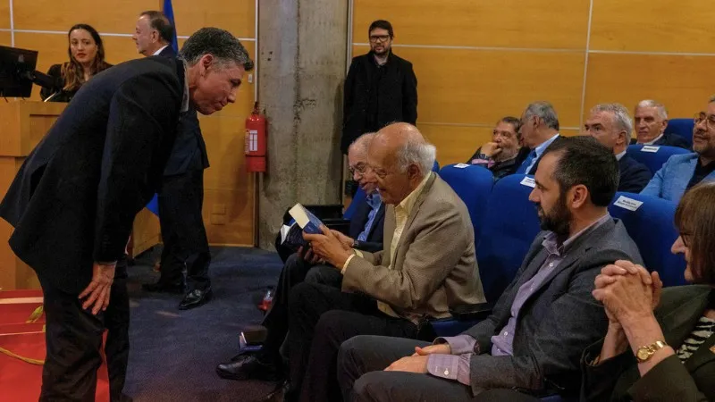 Antonio Campaña presenting gifts to Ramos and Agosin.