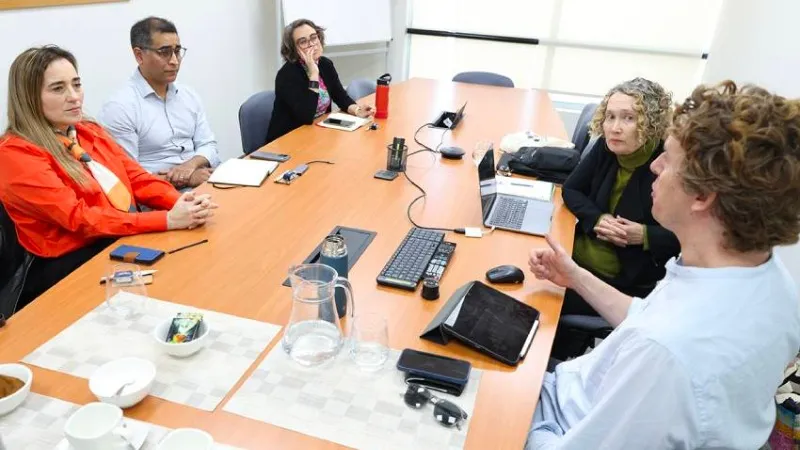 Photo of Carole (“Carly”) Hutchinson in a discussion with four researchers from Santiago (Photo credit: Universidad Mayor)