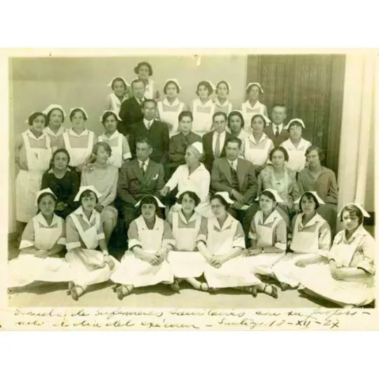 First cohort of graduates from the Escuela de Enfermeras Sanitarias de Chile (1927). Sofía Pincheira is seen on the second row (first one from left to right).